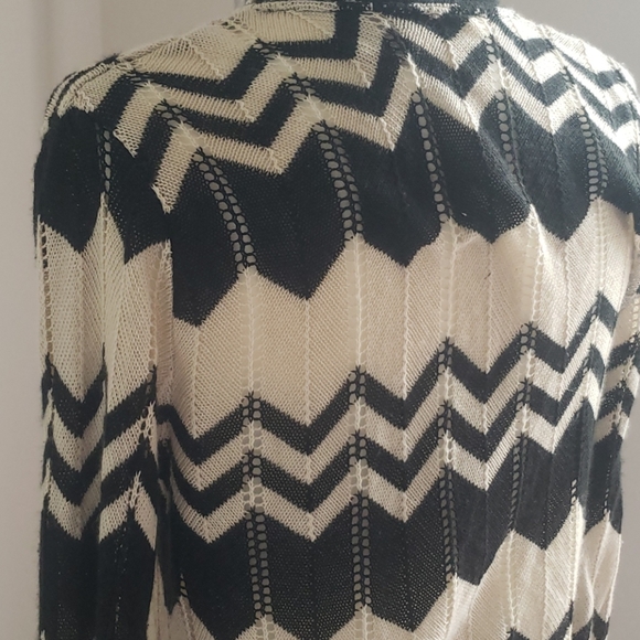 SALE 🤍🖤 Candie's Chevron Cardigan - Picture 4 of 5